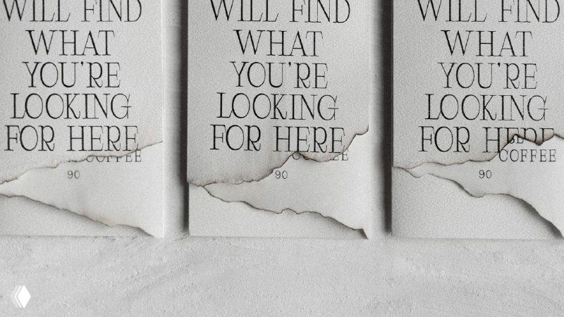 Ряд рваных постеров с крупной стройной типографикой на белой бумаге; чёрно‑белые макеты с фокусом на шрифтовой композиции и бумажной фактуре.