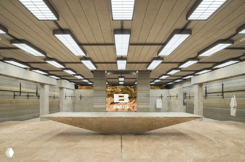 Интерьерный рендер шоурума с экспозицией бренда BONELESS; минималистичная выставочная зона и стена с логотипом «B».