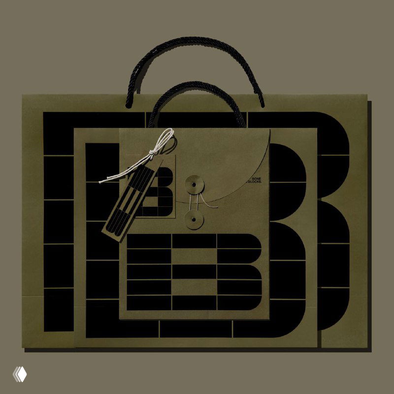 Холдер/сумка с крупной модульной литерой «B» и биркой; демонстрация применения айдентики на носителях упаковки и аксессуаров.