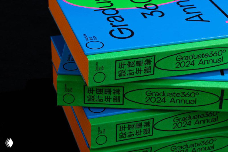 Крупный план стопки экземпляров Graduate360 Annual 2024 с неоново-голубыми и кислотно-зелёными обложками, ярко-оранжевыми торцами и студийным чёрным фоном.