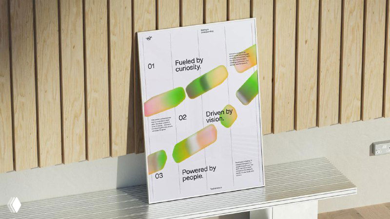 Плакат с цветными объёмными полосами и блоками текста — пример графической системы и типографики в айдентике для презентаций и печатных материалов.