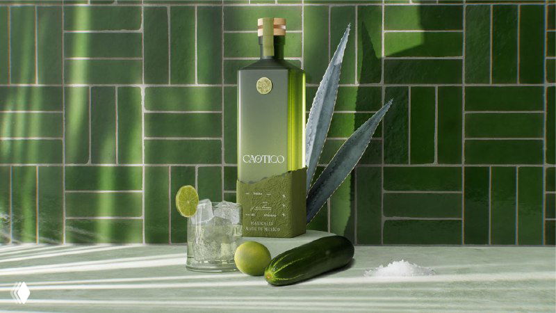 Концепт‑бутылка Caotico зелёного тона на зелёной плиточной стене, рядом стакан с лаймом и огурец, студийная композиция.
