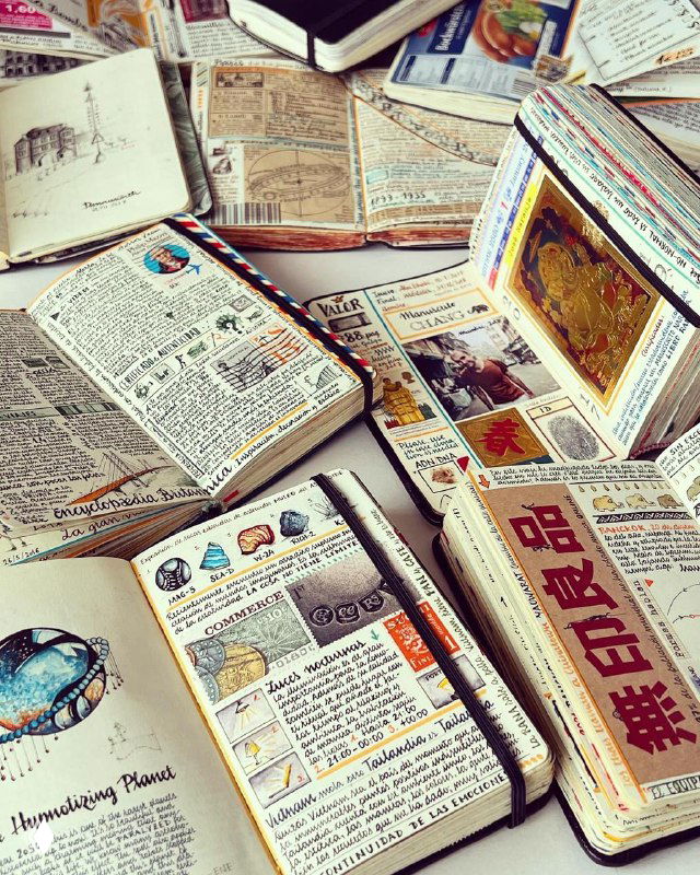 Несколько закрытых и открытых тревел-скетчбуков, разложенных вместе; видны надписи на разных языках, штампы и аккуратная верстка страниц как у исследовательского журнала.