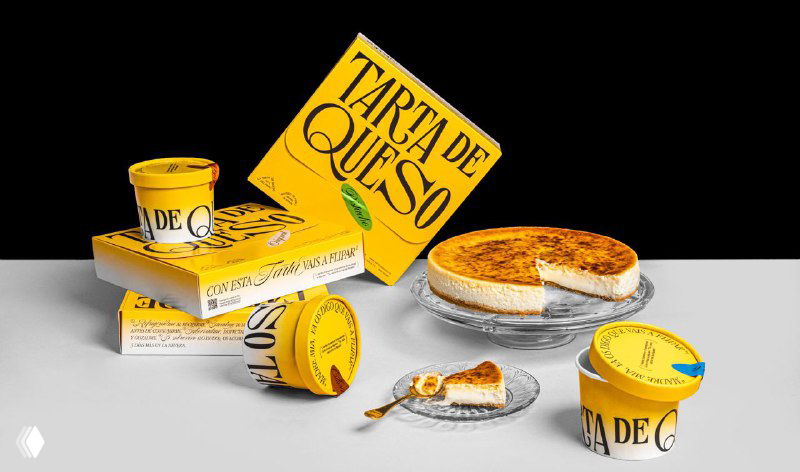 Крупный кадр серии упаковки Tarta De Queso: желтые коробки, баночки и тарелка с десертом; заметный леттеринг и овальные стикеры, фотосъёмка для Behance.