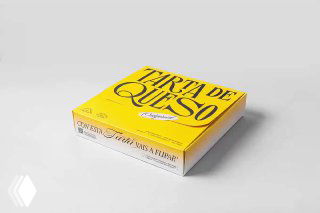 Минималистичный ракурс на одну плоскую коробку Tarta De Queso с крупным декоративным леттерингом и ровным жёлтым фоном; студийная съёмка для портфолио Behance.