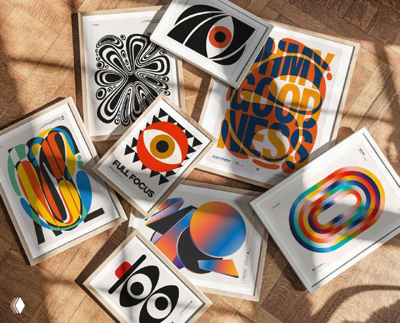 Набор плакатов, разложенных на полу: разнообразные абстрактные композиции, круглые и геометрические элементы, съёмка сверху.