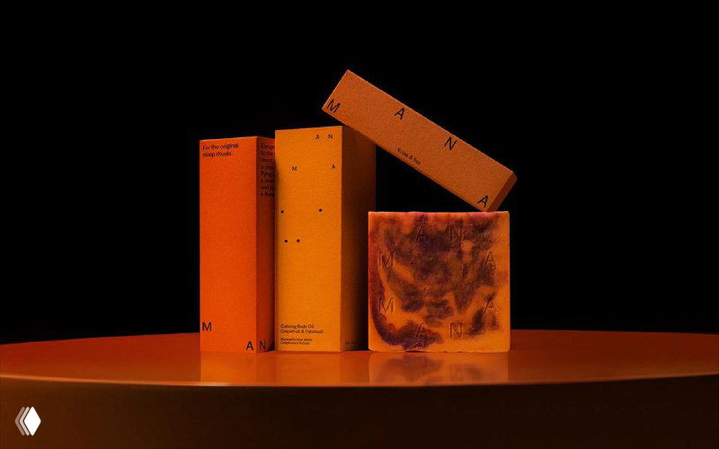 Студийная композиция упаковки и продукта из проекта Mana: геометричные коробки, минимальный логотип и тёплые градиенты, создающие атмосферу заката.
