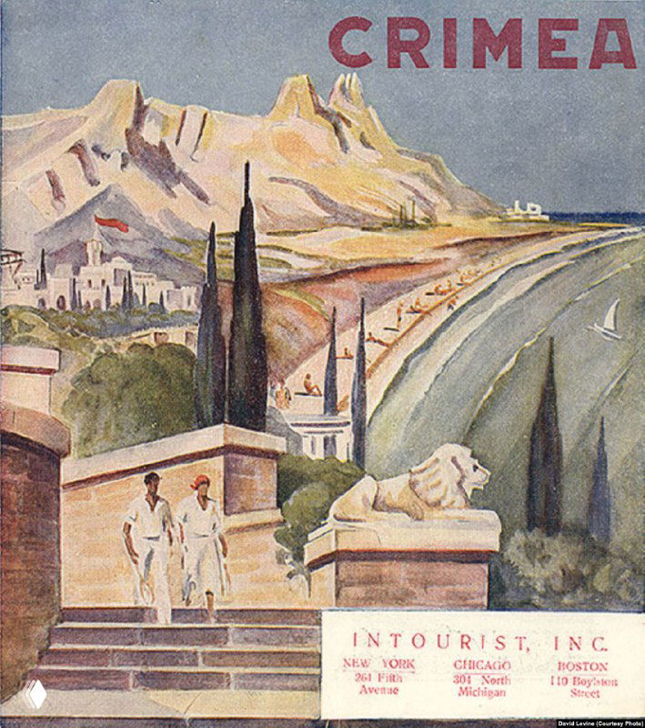 Плакат Крым: пасторальный морской пейзаж с набережной, скульптурными элементами и горами на заднем плане в традиционной туристической эстетике.