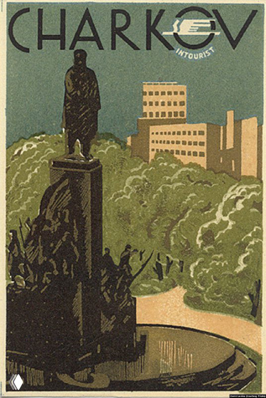Плакат Харьков: монументальная фигура на постаменте на фоне зелёной городской среды и модернистских зданий, характерная графическая подача эпохи.