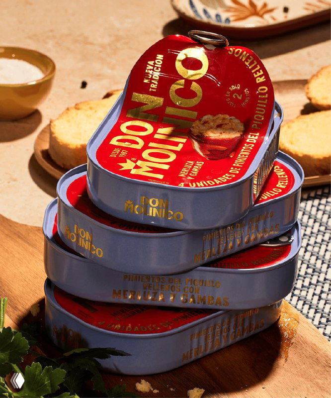 Стопка консервов Don Molinico на столе: видно боковые этикетки, металлический блеск и стилизованные иллюстрации в винтажной цветовой гамме.
