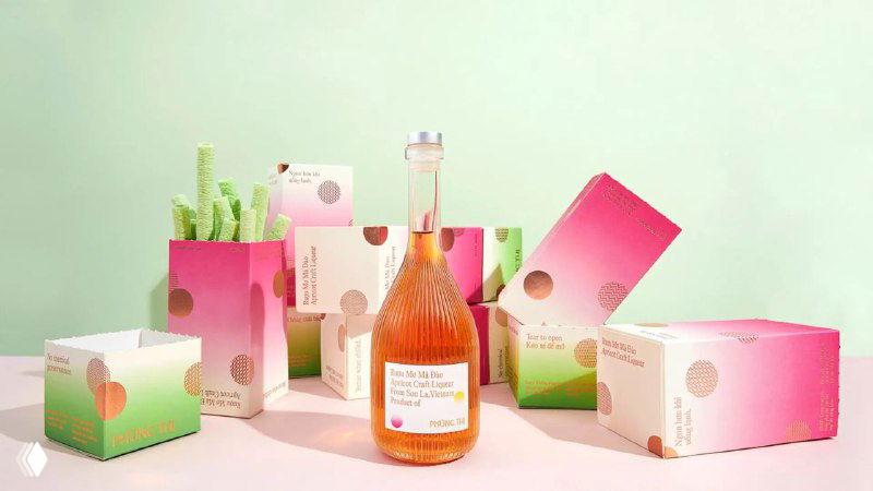 Композиция: бутылка крафтового априкотного ликёра Phung Thi на пастельном фоне в окружении декоративных коробочек с мягкими градиентами и золотым тиснением.