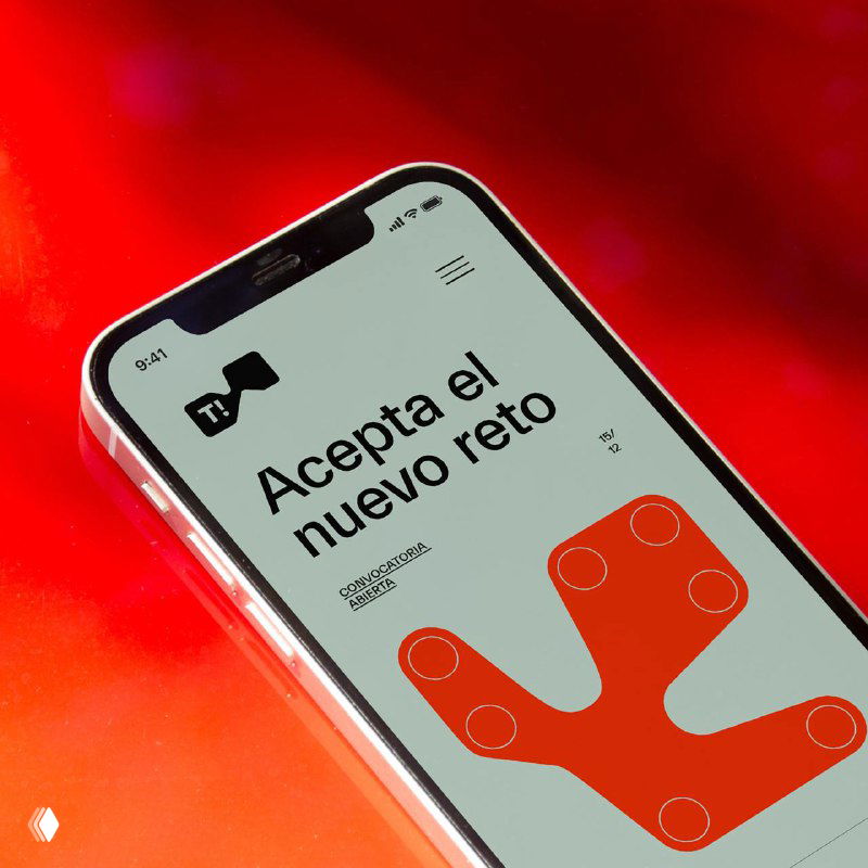 Мокап мобильного экрана с сайтом фестиваля: красно‑оранжевые фоны и абстрактный шейп, демонстрация адаптивной айдентики