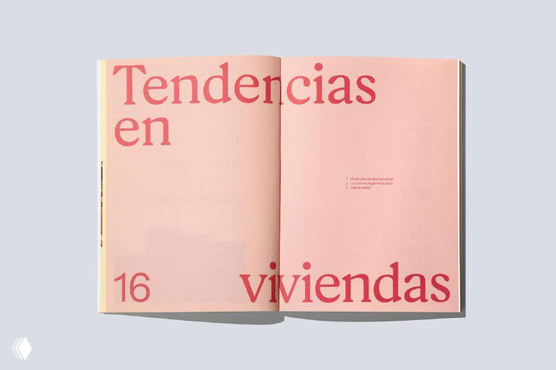 Разворот с розовой заливкой и крупным рубрикатором «Tendencias en viviendas», пример использования цветовых полей и крупной типографики в книге.