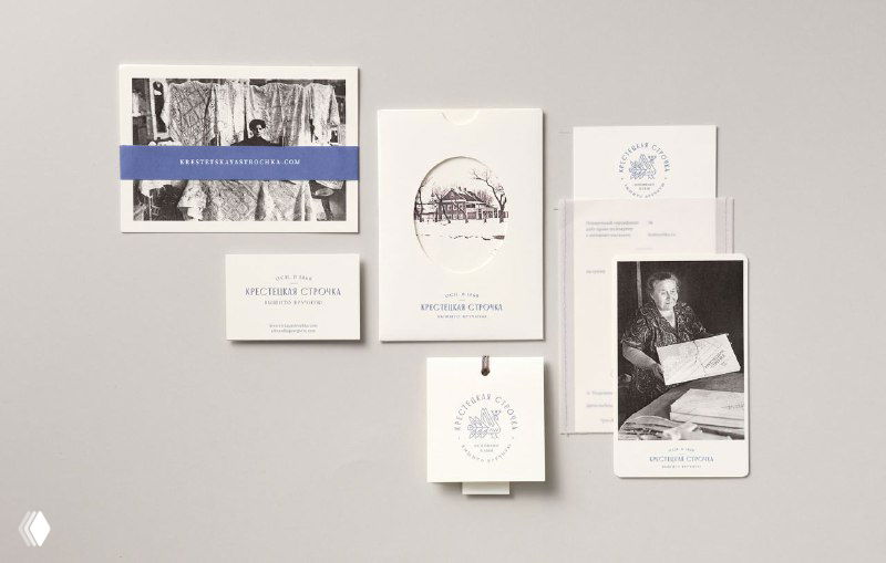 Набор фирменной упаковки и печатной продукции ребрендинга «Крестецкая строчка» на светло‑сером фоне: коробки, бирки, карточки и тканевая текстура.