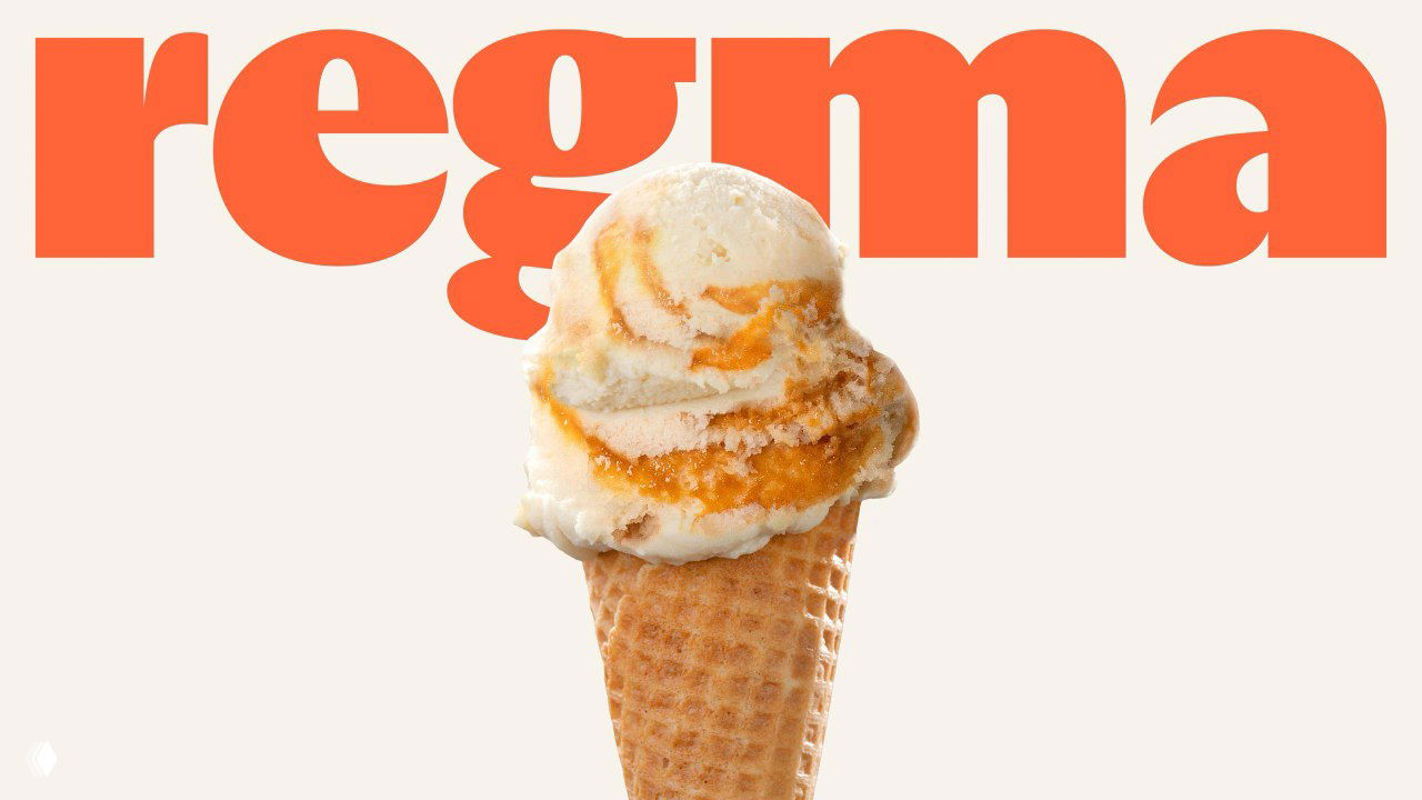 Крупный план рожка с мороженым на фоне крупного оранжевого логотипа Regma, рекламная композиция демонстрирует типографику и аппетитную палитру.