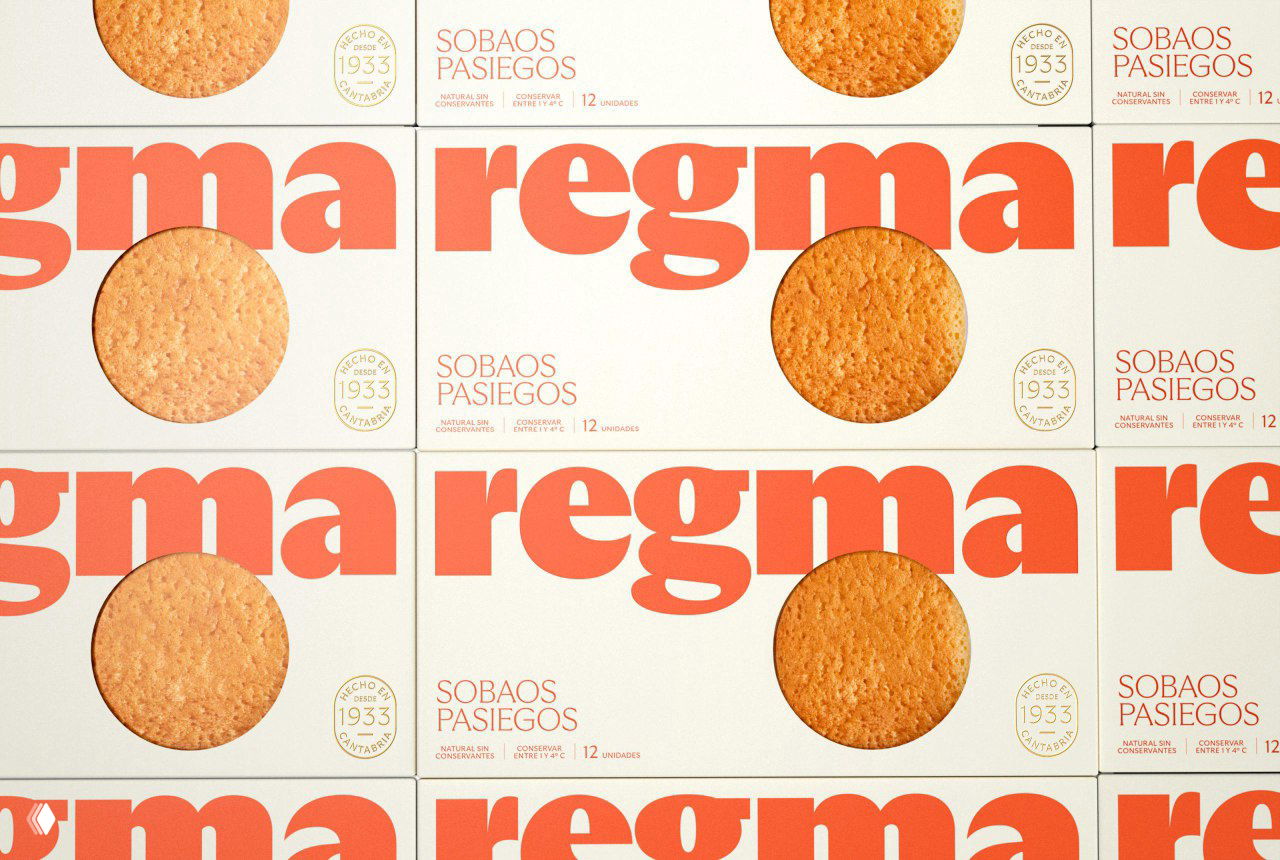 Плиточная выкладка упаковок с крупным оранжевым логотипом Regma и круглыми окнами, демонстрация повторяемого фирменного мотива на коробках.