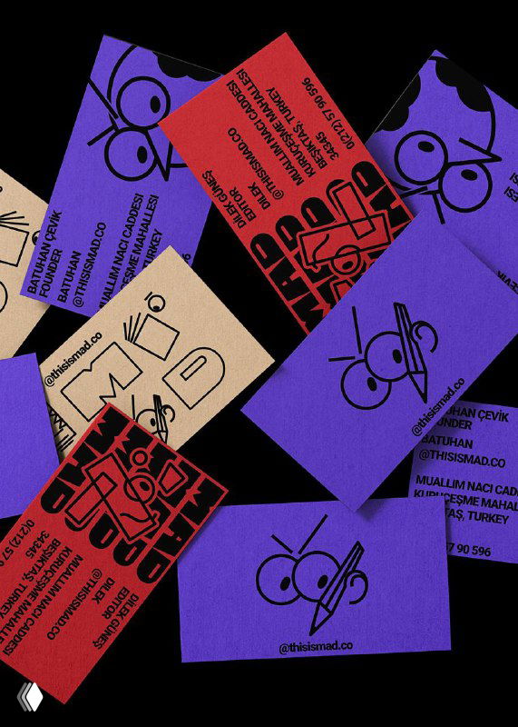 Разбросанные визитки и карточки MAD в фиолетовой, красной и бежевой палитре с линейными иллюстрациями маскота и контактной информацией.