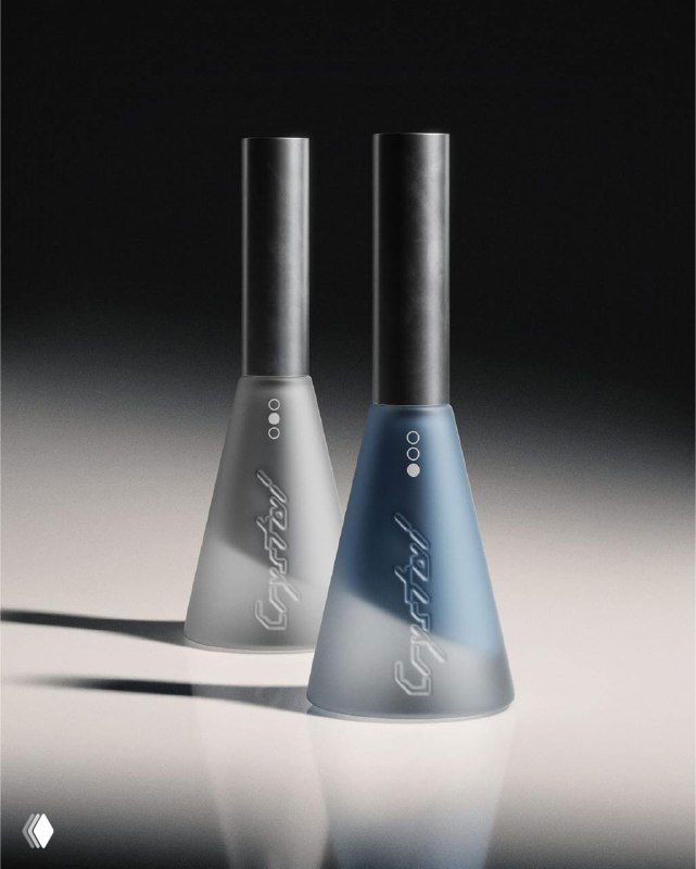 Два флакона лака из серии Crystal на нейтральном фоне: матовые поверхности, минималистичные формы и фирменный силуэт.