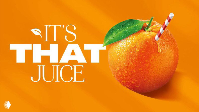 Крупный план апельсина с бумажной соломинкой и каплями воды на ярко-оранжевом фоне, демонстрирующий визуальную идею редизайна Tropicana.