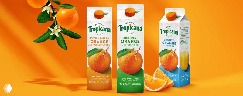 Ряд упаковок соков Tropicana на оранжевом фоне: разные вкусы и новая стилистика крышек и оформления этикеток в обновлённой айдентике.