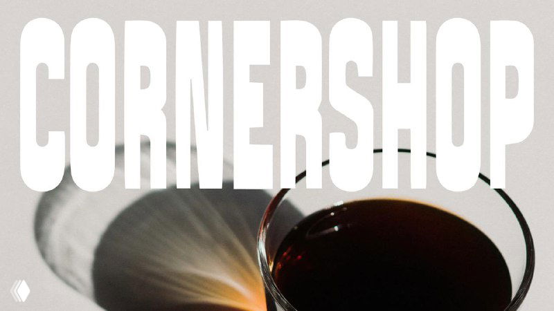 Крупный кадр с заголовком CORNERSHOP и чашкой кофе на тёмном фоне; контрастный псевдовинтажный логотип и мягкая боке-подсветка.