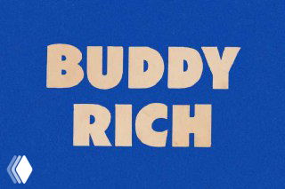 Крупные простые буквы «Buddy Rich» на насыщенно-синем фоне, минималистичный ретролеттеринг афиши музыкального исполнителя.