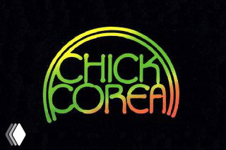 Круглая и плавная зелёно-оранжевая надпись «Chick Corea» на тёмном фоне, пример декоративного ретролеттеринга для музыкантов.