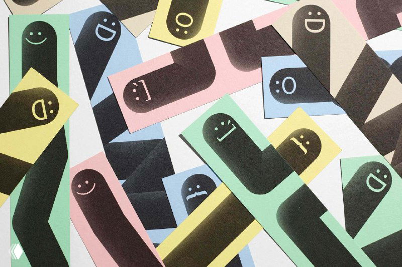 Коллаж из множества стилизованных «червей» на цветных прямоугольниках — графические элементы айдентики Hungry Worms, демонстрация форм, паттернов и эмоций.