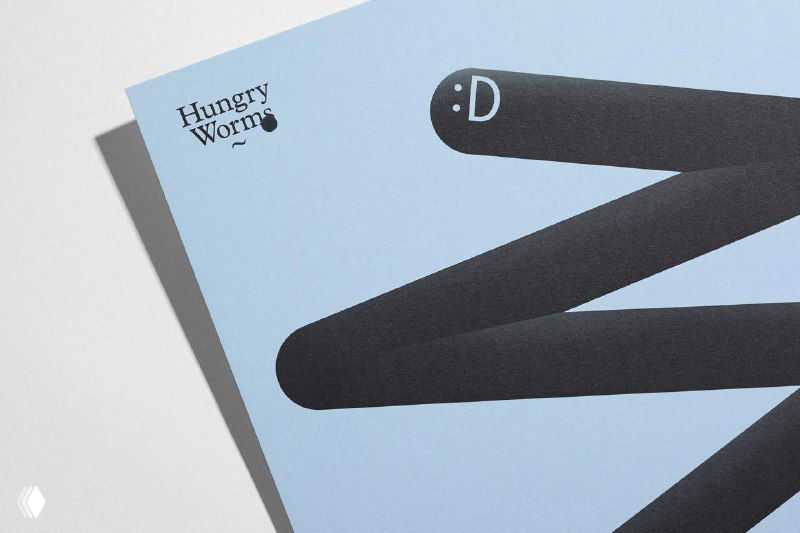 Бумажная обложка с крупным стилизованным червём и простым улыбающимся лицом — пример использования персонажа для эмоциональной маркировки книжных категорий.