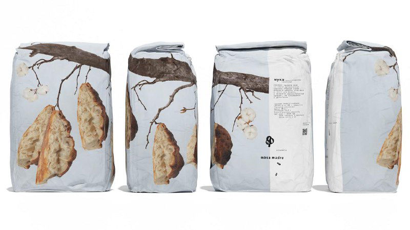 Ряд из четырёх пакетов муки с коллажами веток и выпечки, показаны фасады и торцы — демонстрация единого художественного подхода упаковки.