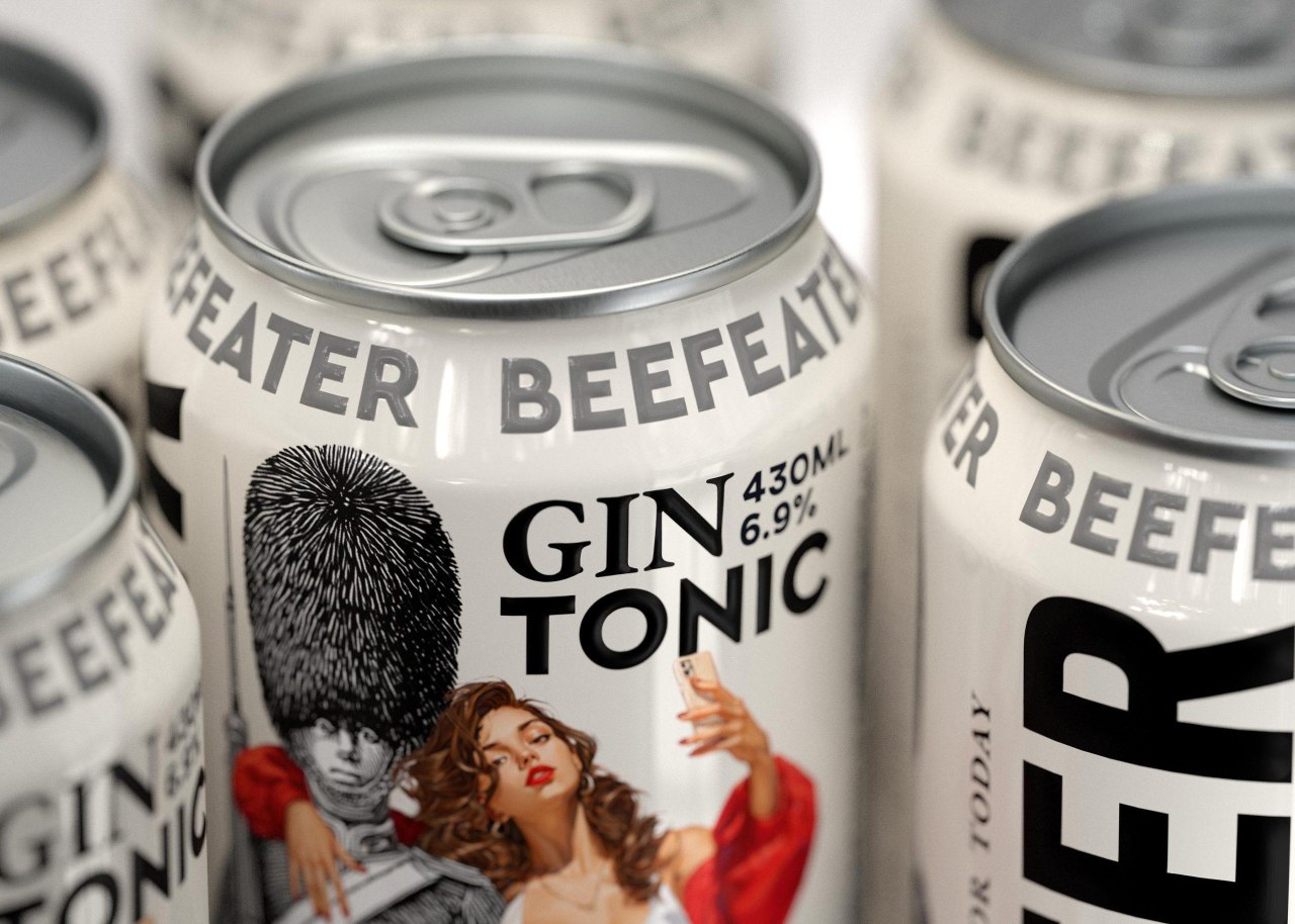 Крупный план банки Beefeater Gin Tonic: детализированный чёрно‑белый гвардеец рядом с изображением женщины в яркой одежде на этикетке, фокус на оформлении и тексте.