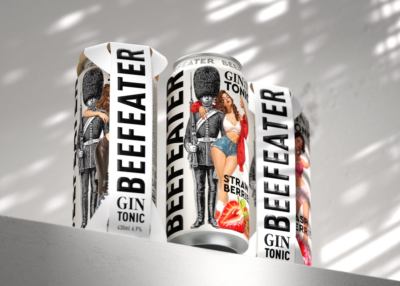 Банки Beefeater в картонной упаковке‑держателе: вид сбоку на иллюстрированные этикетки с гвардейцами и яркими женскими фигурами, мягкие тени на стене создают атмосферу.