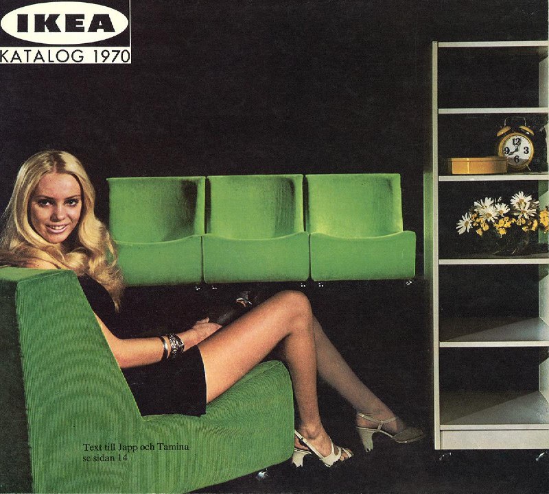 Ретро‑обложка каталога IKEA 1970 года: зелёный модульный диван, модель в эпохальной одежде и демонстрация мебели, отражающая графический стиль времени.