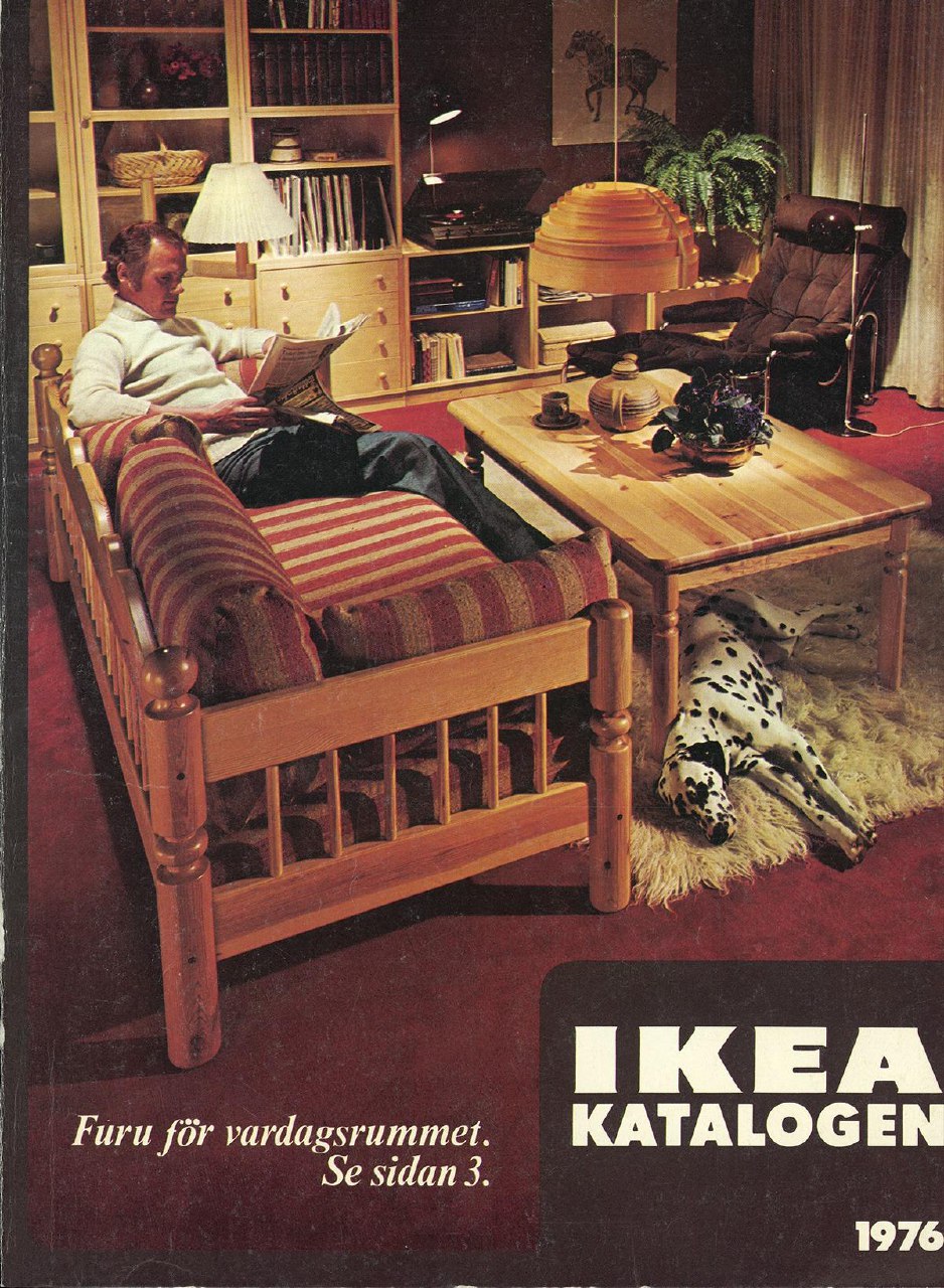 Скан разворота каталога IKEA с уютной гостиной: деревянная мебель, журнальный столик, светильник и человек с газетой; атмосфера ретро‑интерьера.