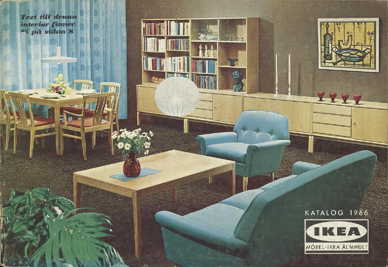 Разворот каталога IKEA с меблировкой гостиной: диван, кресла, торшер и книжный стеллаж; композиция подчёркивает бытовой интерьер и мебельные решения.