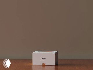 Фоторендер упаковки Therma на столе: белая коробка, фирменный штрих и спокойная бежево-коричневая палитра, подчёркивающая домашнюю атмосферу.