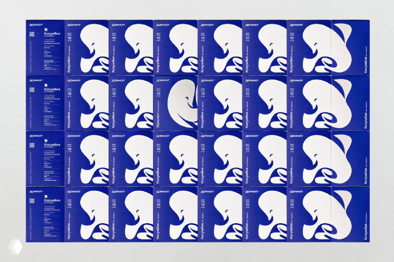 Ряды печатных листов с повторяющимся элементом фирменного узора и бело‑синим контрастом, пример полиграфии и тиражной печати для Drinkit.