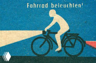 Ретро-иллюстрация велосипедиста на синем фоне с яркой фарой: графическая этикетка спичечного коробка в минималистичном стиле дорожной пропаганды