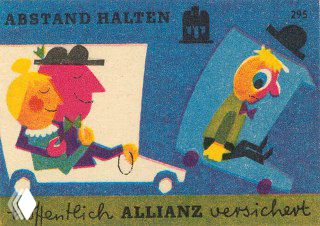 Ретро-этикетка с карикатурной сценой дорожной безопасности: персонажи в машине и прохожие, выполнено в ярких плоских цветах на спичечном коробке