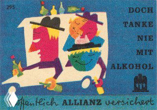 Ретро-рисунок с людьми в машине и бутылками на заднем плане, предупреждение о вождении в смешном иллюстративном стиле на спичечной этикетке