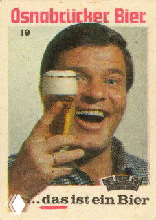 Рекламная винтажная этикетка с мужчиной, держащим бокал пива; коммерческая иллюстрация в ярких цветах на спичечном коробке середины XX века