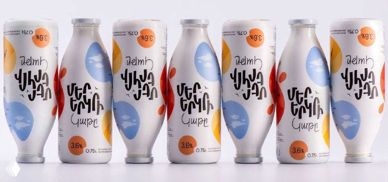 Ряд бутылок и баночек Mer Yerkir: светлая минималистичная упаковка с типографским логотипом и дружелюбными иллюстрациями.