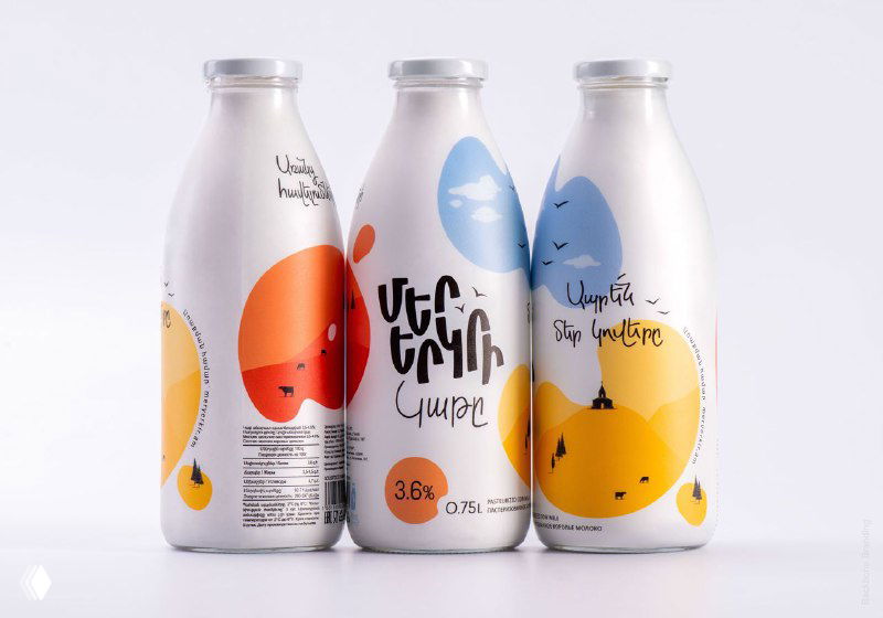 Три бутылки Mer Yerkir с милыми персонажами-каплями и аккуратной типографикой на светлой упаковке, вид спереди.