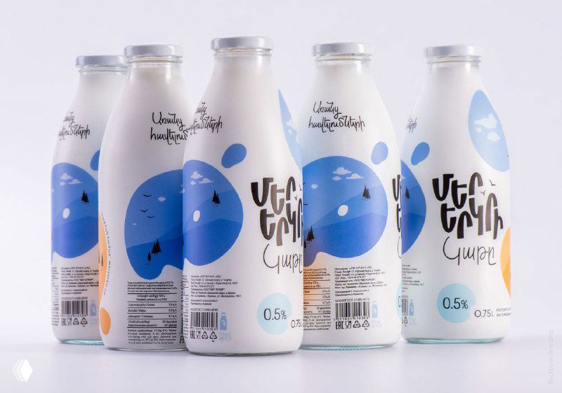 Ряд бутылок Mer Yerkir с разными цветами плотно выстроены: акцент на вариативности иллюстраций и едином стиле логотипа.