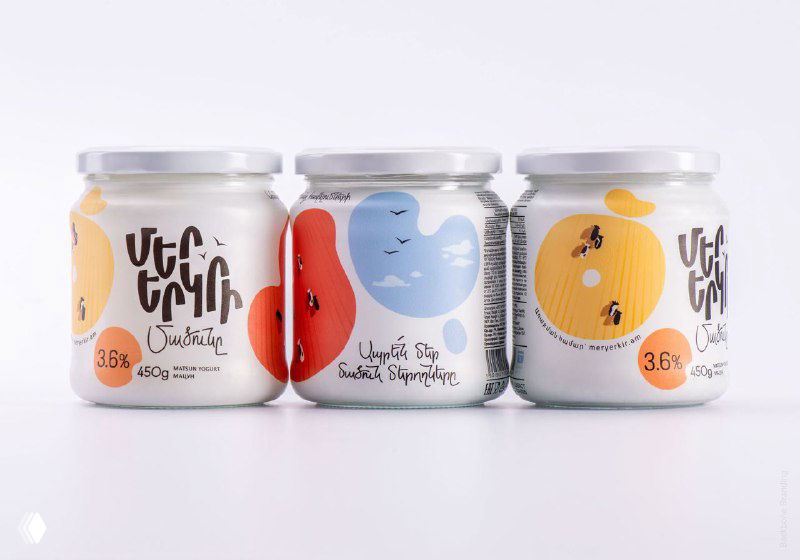 Набор баночек и маленьких ёмкостей Mer Yerkir: круглые иллюстрации, лаконичная типографика и аккуратные наклейки на металле.