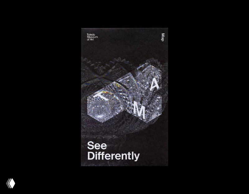 Вертикальный постер с тёмным фоном и выраженным трёхмерным логотипом TMA; изображение демонстрирует слоистую текстуру и визуальную стратегию айдентики музея.