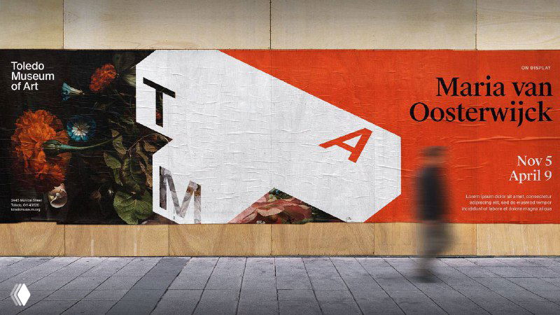 Большой уличный баннер на фасаде с трёхмерным логотипом и афишей выставки Maria van Oosterwijck; показывает масштабное применение айдентики в городской среде.
