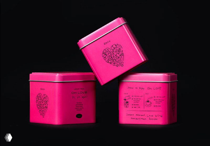Три розовые коробки чая CIHY на тёмном фоне, одна из них наклонена; видна рукописная графика на этикетках и металлический блеск. Фото проекта на Behance.
