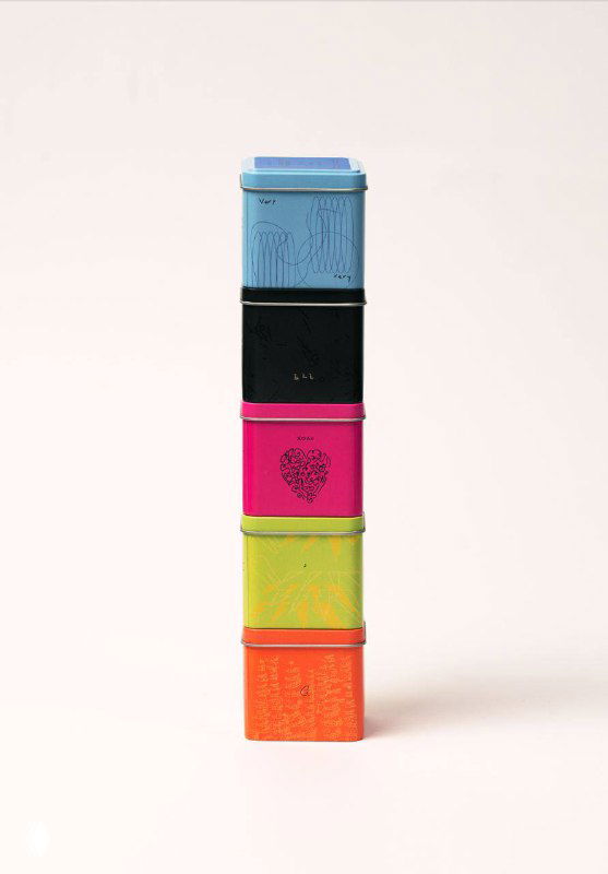 Стопка разноцветных коробок CIHY, вертикальная композиция на светлом фоне; видно разнообразие цветов и повторяющуюся сердечную графику на крышках. Фото проекта на Behance.