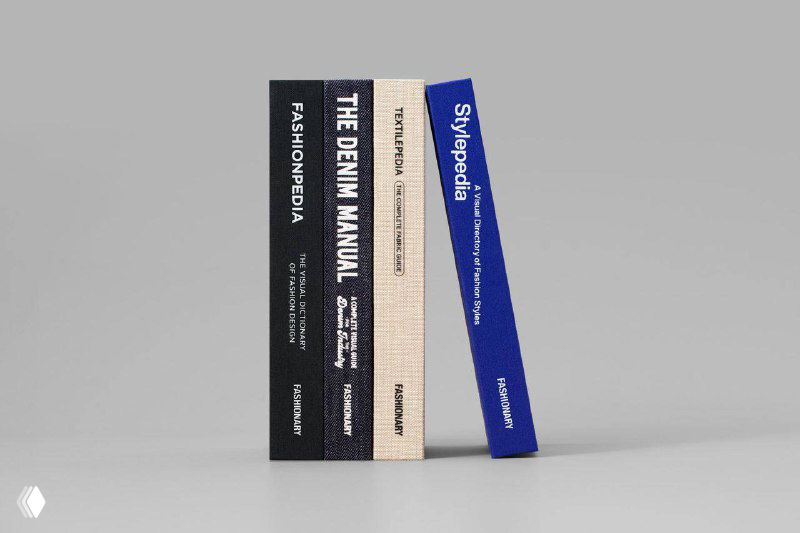 Сравнительный кадр корешков: «Stylepedia» рядом с другими изданиями, подчёркивающий типографию, форматы и серийность печатных изданий.